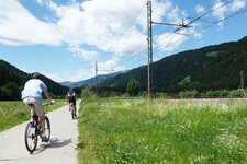 radfahrer am radweg westlich von kiens pustertal