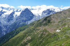 steinpyramiden am wormisionssteig lawinenschutz