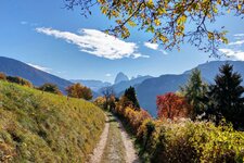 herbst blick richtung groeden mit sella langkofelgruppe