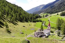 Heilig Geist Kirche mit Sicht ins Ahrntal