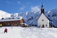 winter bei schutzhaus zallinger skipiste seiseralm