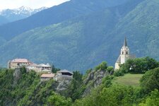 blick auf rodeneck vill kirche und schloss rodenegg