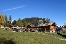 Rainguthof Gfrill Tisens Uebersicht Jausenstation