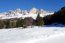 winter wiesen bei moseralm dahinter rosengarten