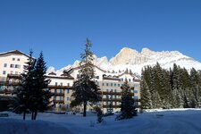 karersee dorf mit grand hotel winter