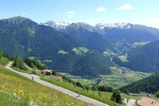 ortschaft egg dosso bei freienfeld penserjoch strasse radfahrer dahinter wipptal mit mauls