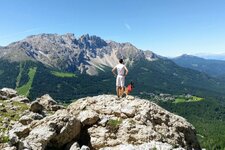 Arrivo in cima alla salita sul sentiero con vista sulla Valle di Tires Val d Ega e Nova Levante