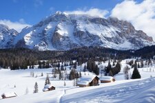 winter armentara wiesen blick zur fanesgruppe