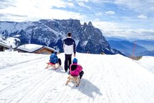 seiser alm winter schlern rodel menschen