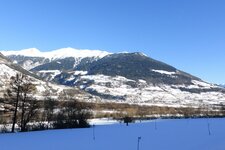 schluderns winter mit churburg dahinter eingang matsch