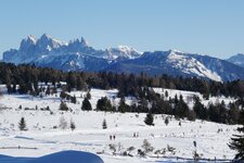 villanderer alm winterwege dahinter dolomiten geislergruppe