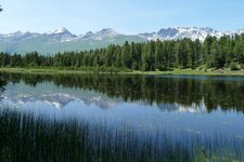 samnaungruppe spiegelt sich in schwarzer see von nauders