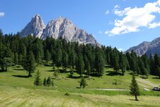 wiesen unter dem wuerzjoch blick auf peitlerkofel