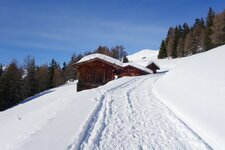 huetten unterhalb der weizgruber alm winterlandschaft