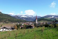 schabs im april dahinter pfunderer berge mit schnee