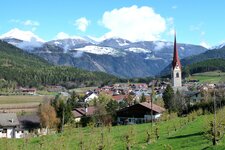 schabs im april dahinter pfunderer berge mit schnee