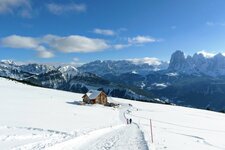 rifugio resciesa raschoetz huette winter dahinter sella und langkofel