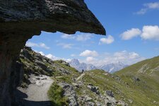 smt weg e karnischer hoehenweg bei hollbrucker spitze dahinter sextner dolomiten