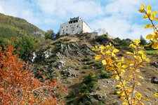 blick auf schloss schlandersberg herbst