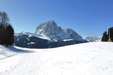 aussicht von juac huette auf langkofelgruppe winter