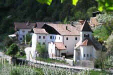 dorf tirol wandern schloss tirol aussicht auf ensemble in st peter