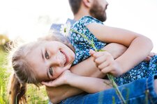 kind familie personen wiese