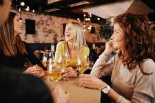 lokal unterhaltung bar wein lachen personen