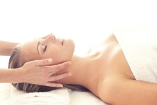 wellness massage person frau entspannen relax