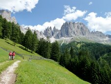 wanderer bei plafoetsch und rosengarten