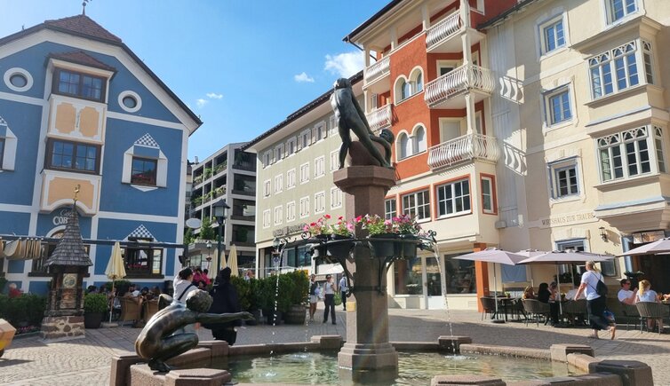 St Ulrich Groeden Dorfzentrum Brunnen