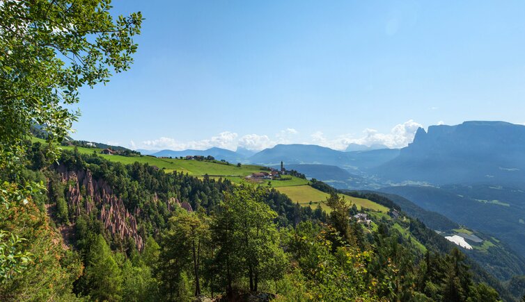 erdpyramiden lengmoos mit aussicht auf mittelberg und dolomiten schlern