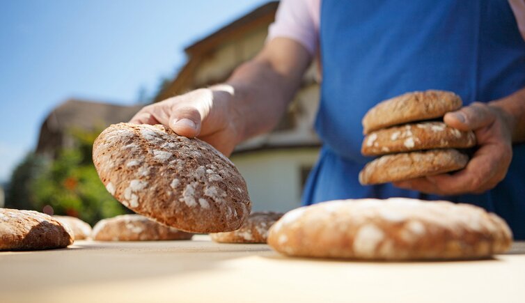 bauernbrot brot roter hahn