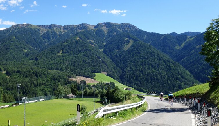 radfahrer auf wuerzjochstrasse villnoess