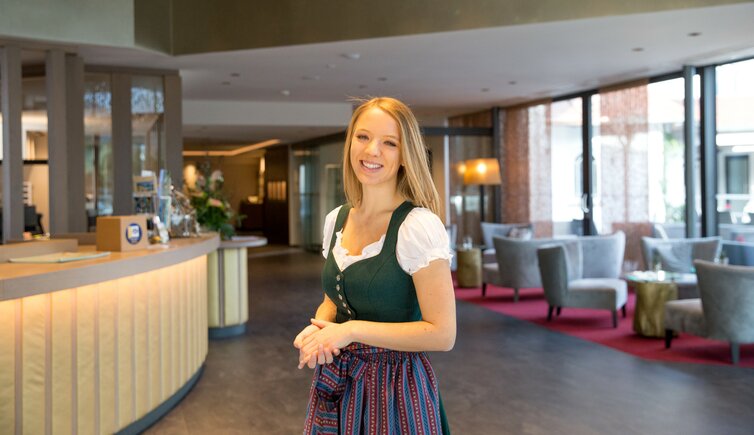 hotel weinegg person rezeption dirndl
