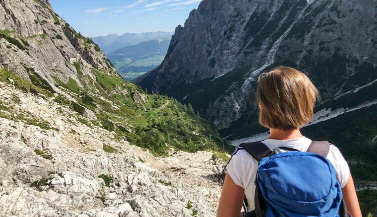 huettenwanderung im drei zinnen gebiet abstieg richtung sexten person