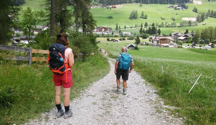 huettenwanderung im drei zinnen gebiet wandern richtung sexten personen