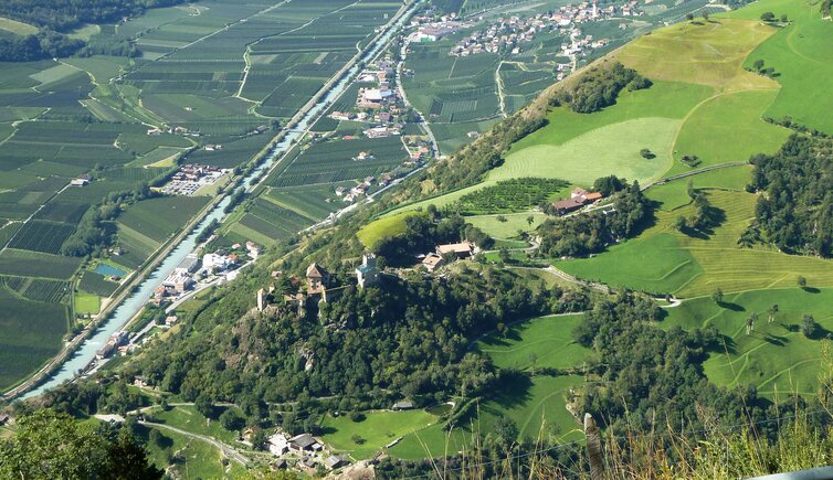 blick auf schloss juval und vinschgau tschars