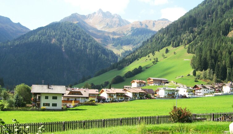 Weissenbach Dorf mit Bergen