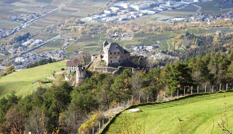 schloss annenberg darunter vinschgau bei goldrain herbst