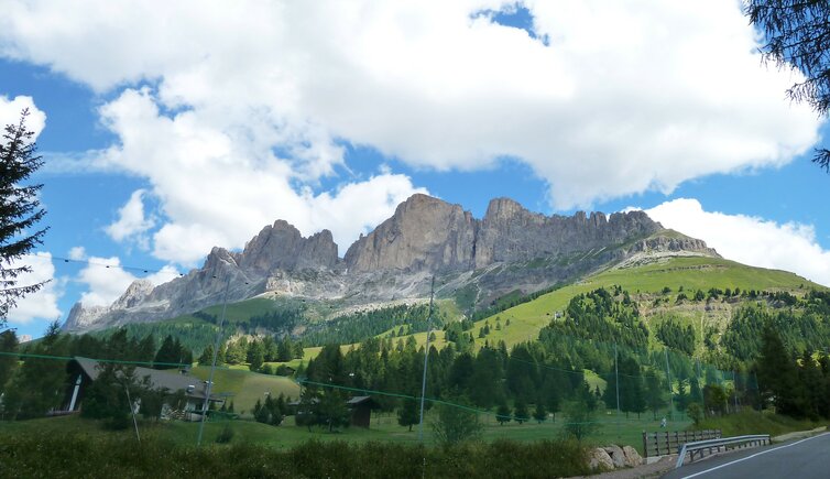 karersee bei golfclub dahinter rosengarten