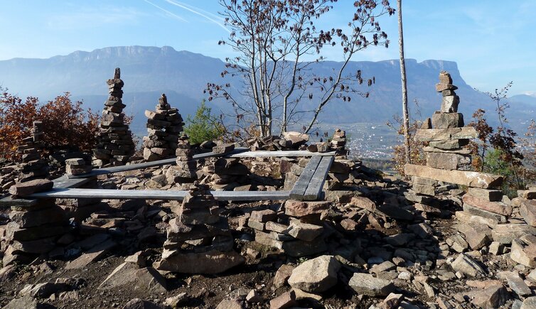 steinmann und reste behausung am wilder mann buehel eppan sitzgelegenheit