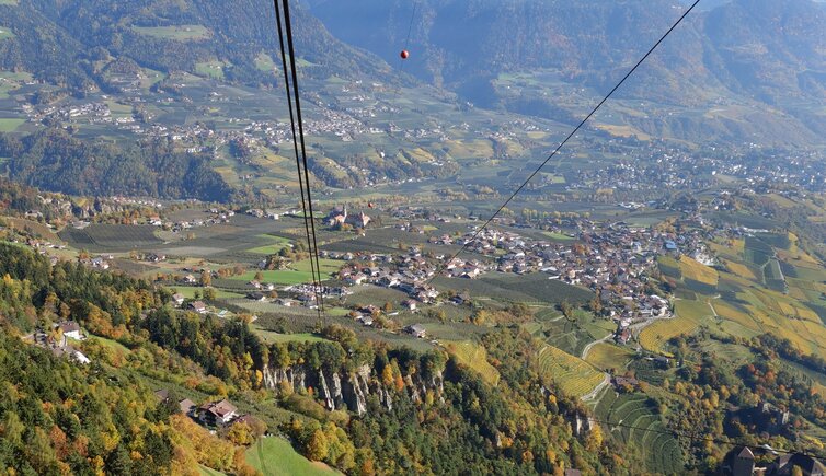herbst dorf tirol und umgebung von seilbahn aus