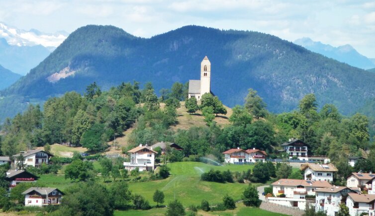 voels ortsteil peterbuehel mit st peter kirche