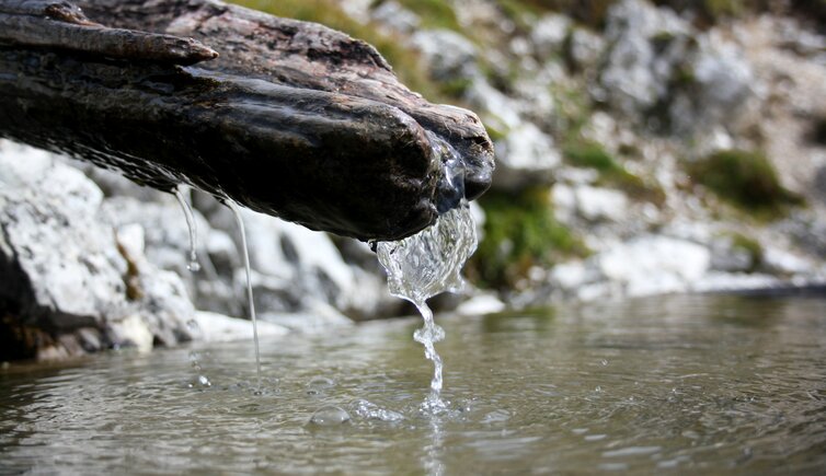 Duerrenstein Pragser Dolomiten Wasser Brunnen