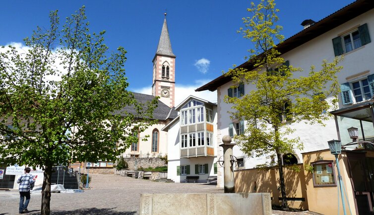 aldein dorfplatz und kirche