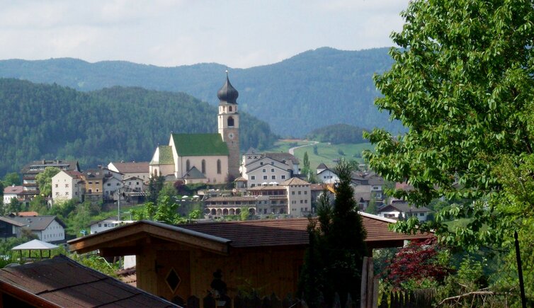 voels dorfansicht mit Pfarrkirche Maria Himmelfahrt