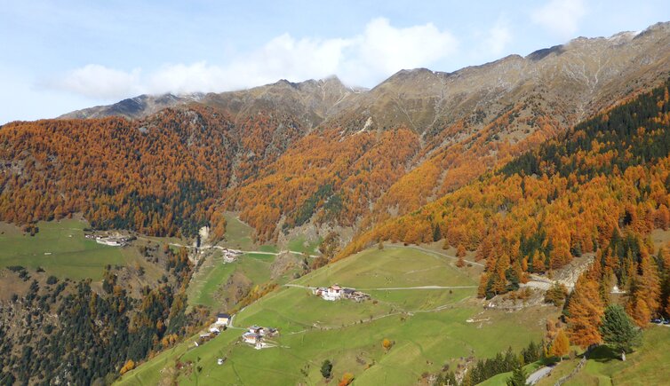 vinschger hoehenweg bei st martin im kofel herbst