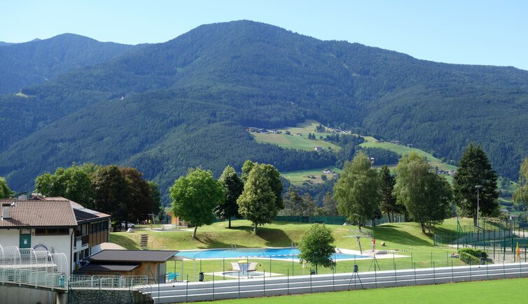 sportplatz und schwimmbad feldthurns