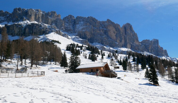 messner joch huette unter rosengarten winter skigebiet carezza oberhalb frommeralm