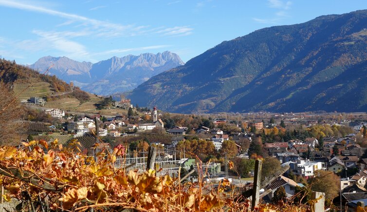naturns dorf im herbst